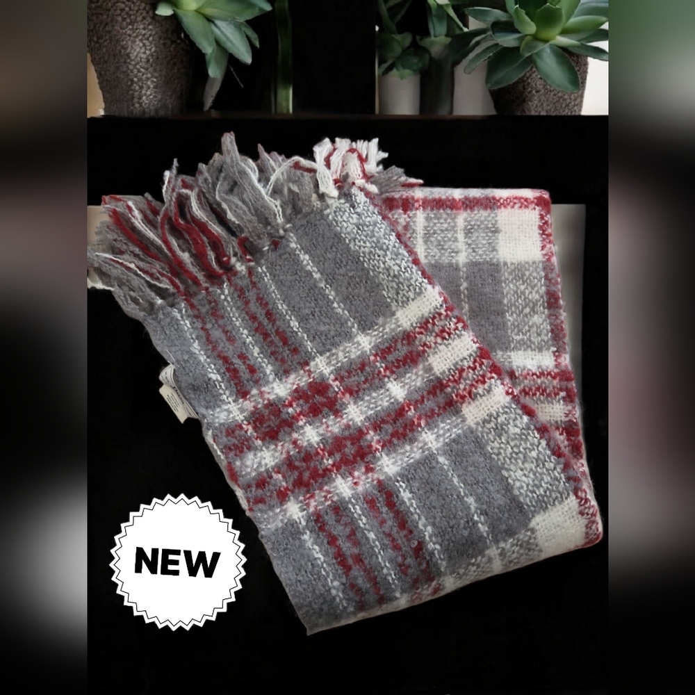 G.H. BASS  & CO 100% Acrylic Plaud Scarf